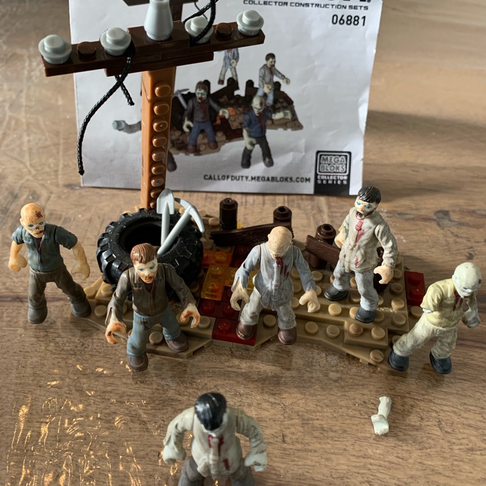 Mega Blocks COD  Zombie Horde Action Figure Playset